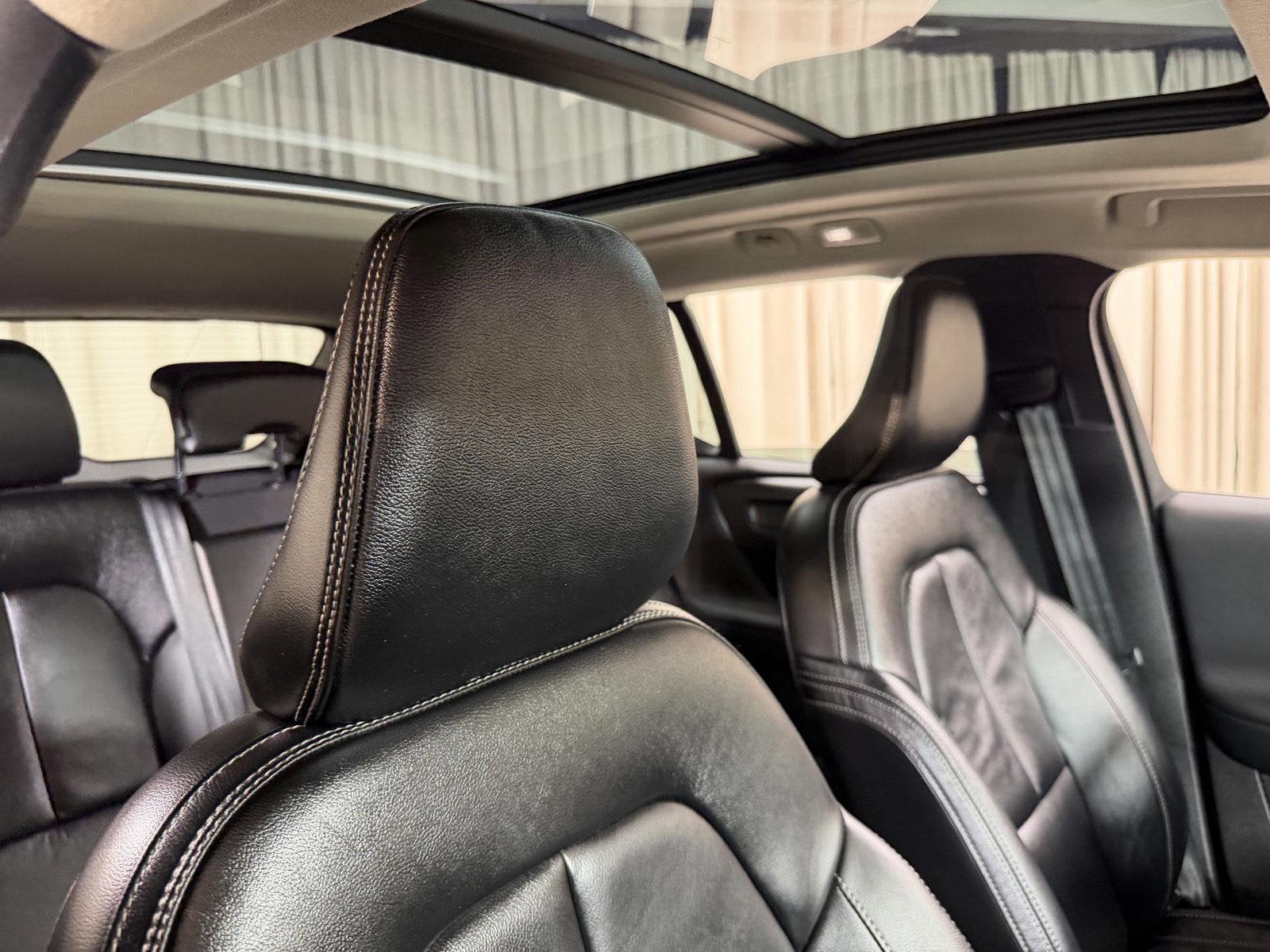 2023 Volvo XC40 B5 Plus Bright Theme