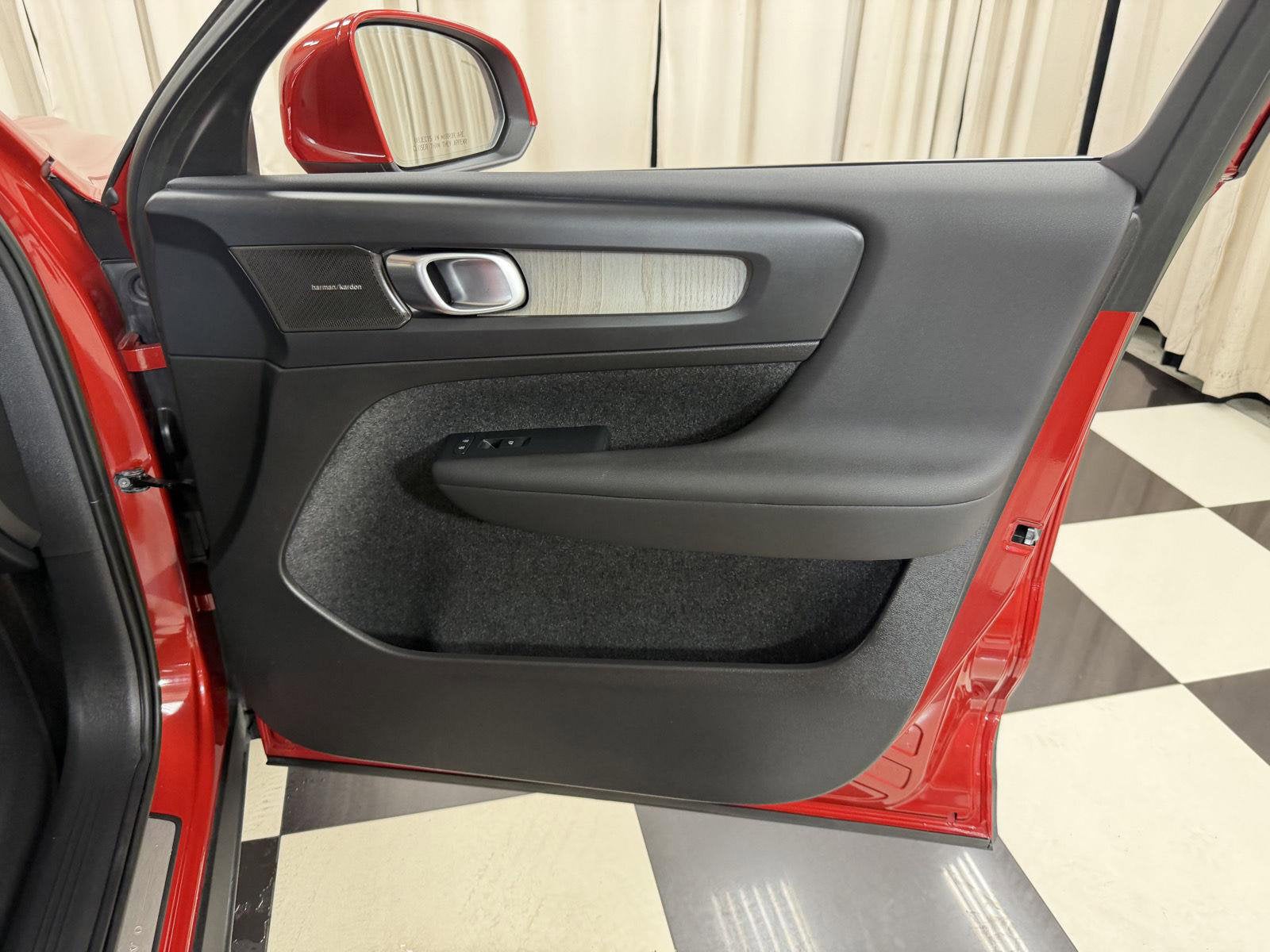 2023 Volvo XC40 B5 Plus Bright Theme