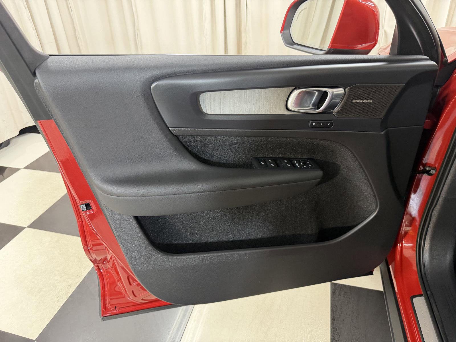 2023 Volvo XC40 B5 Plus Bright Theme
