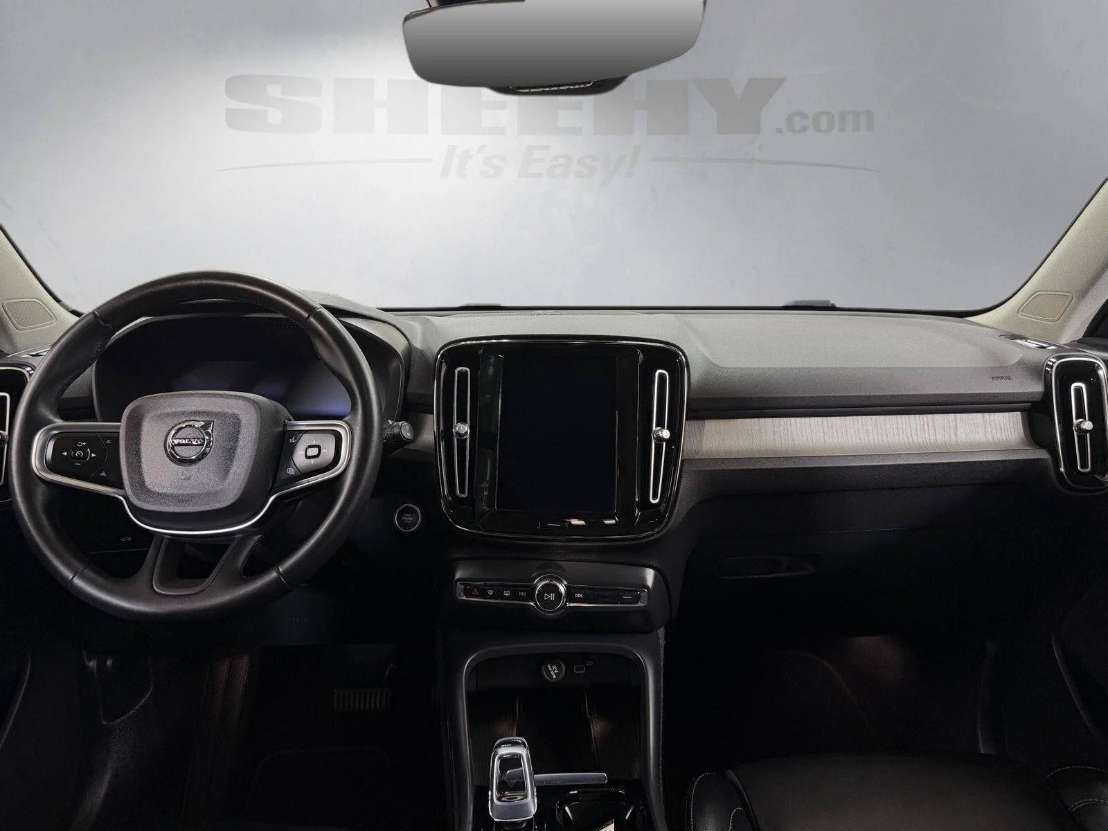 2023 Volvo XC40 B5 Plus Bright Theme