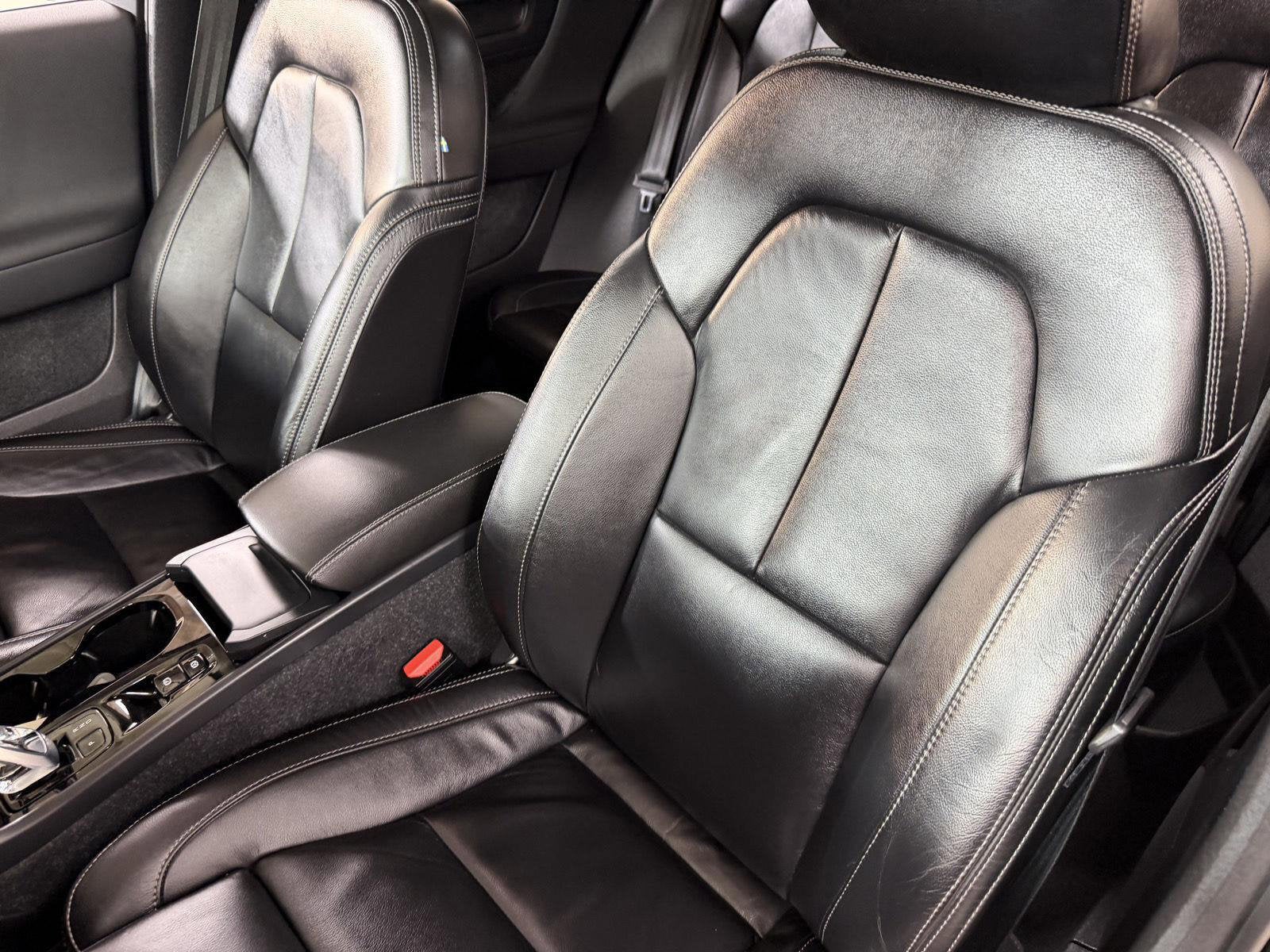 2023 Volvo XC40 B5 Plus Bright Theme