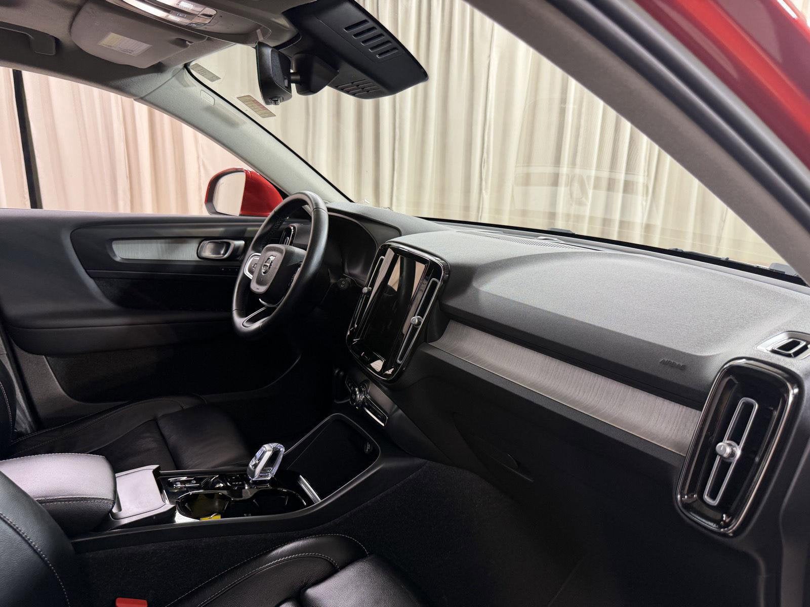 2023 Volvo XC40 B5 Plus Bright Theme
