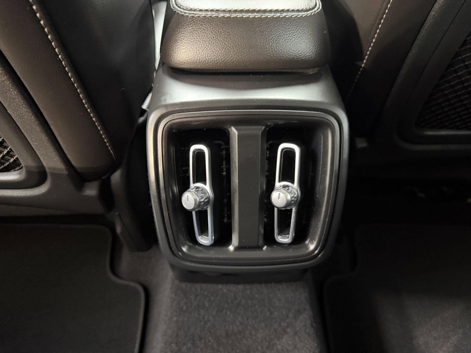 2023 Volvo XC40 B5 Plus Bright Theme