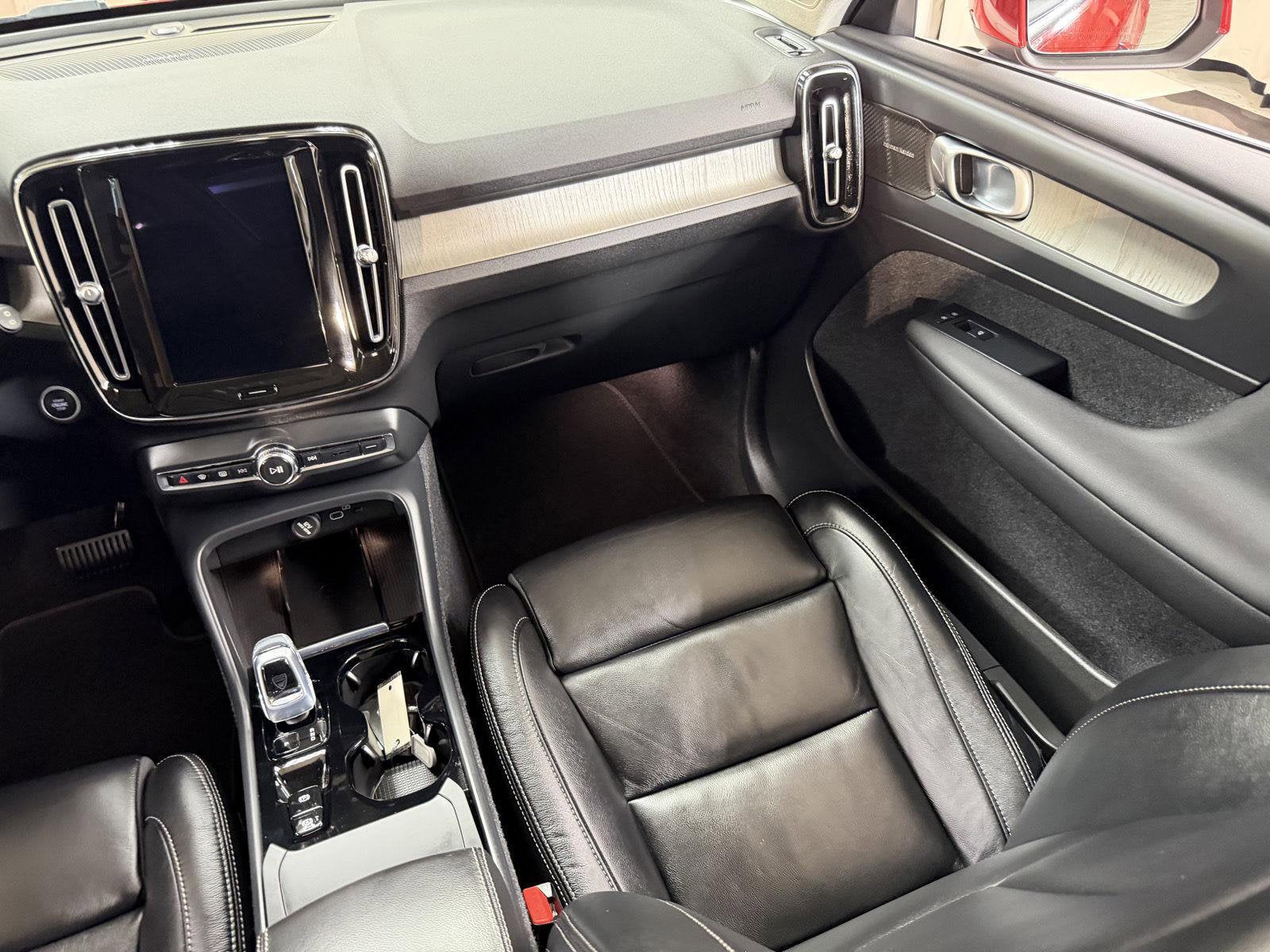 2023 Volvo XC40 B5 Plus Bright Theme