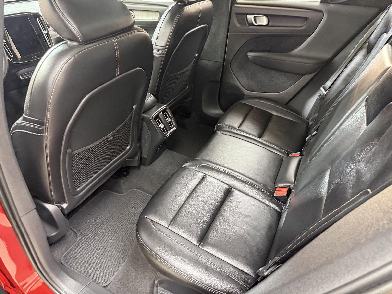 2023 Volvo XC40 B5 Plus Bright Theme
